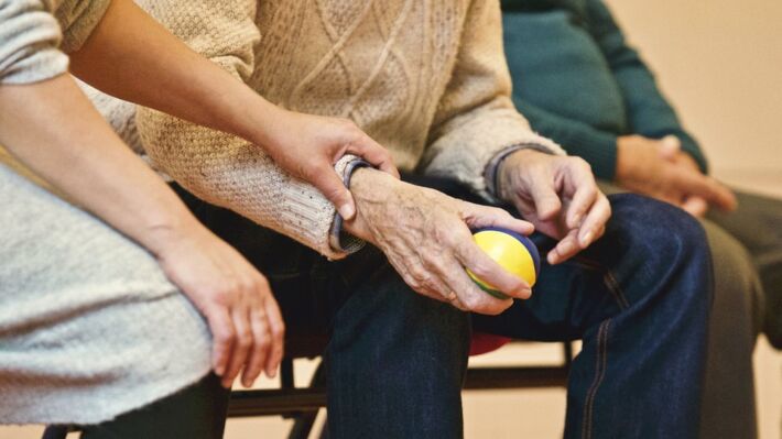 Demenza Senile: Causa, Sintomi, Cura E Come Comportarsi - Sanioggi.it