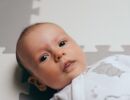 Tappeto bambini: gomma, tessuto o moquette? Grande o piccolo? Quando mettere il bambino sul tappeto e come scegliere il migliore